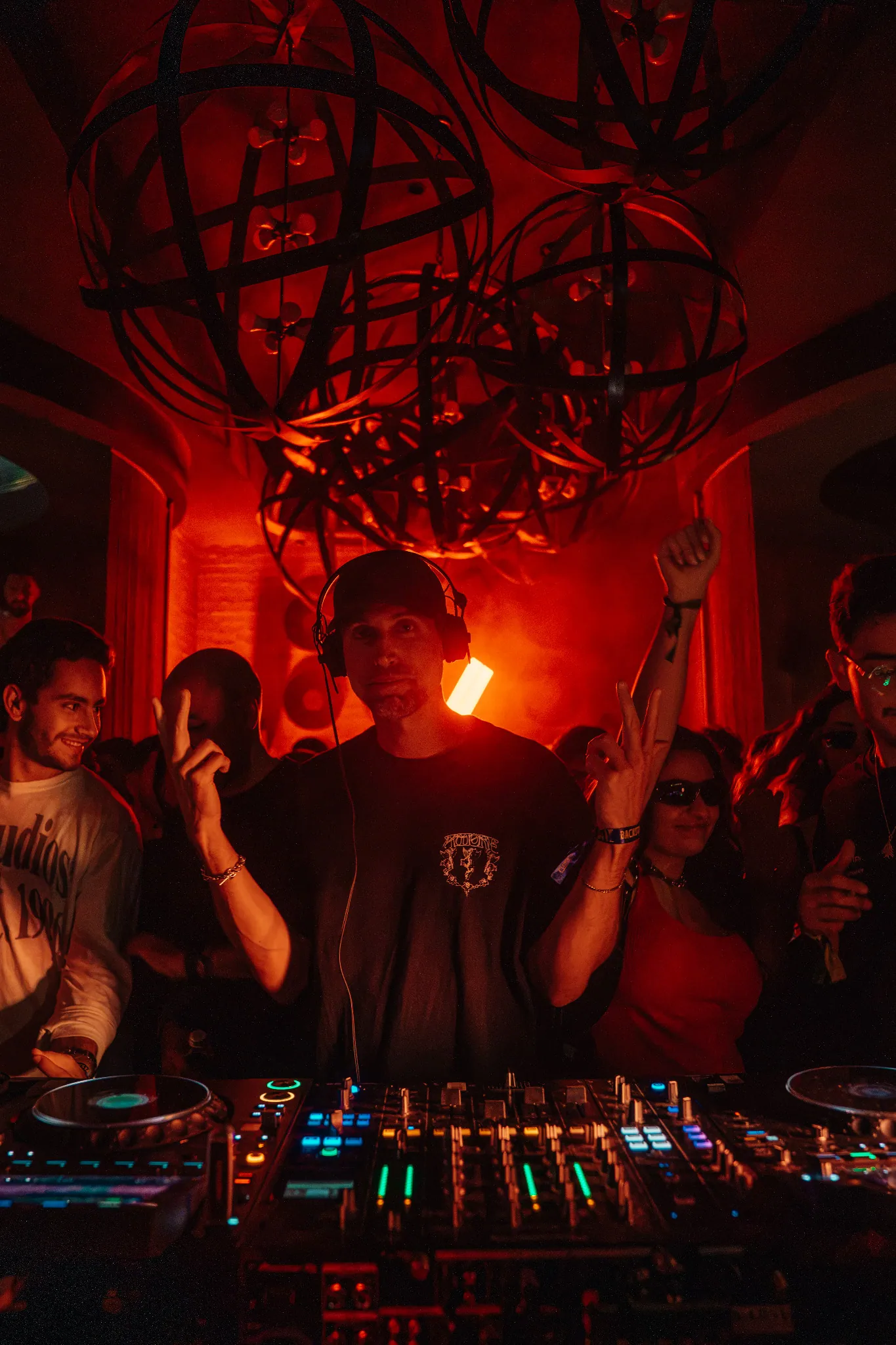 Live music photography — a world behind AYYAD.MOV